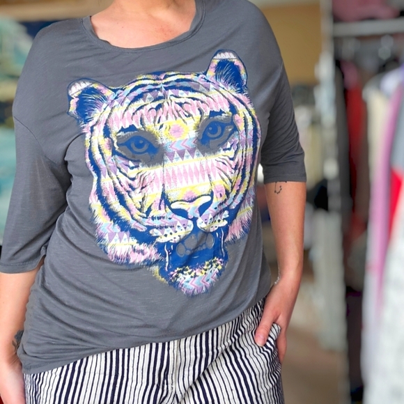 L.o.l vintage Graphic Tiger Print Gray Top three quarter sleeves size medium - Picture 3 of 11